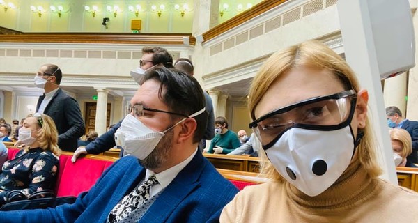 Рада во время карантина: на внеочередном заседании депутатам выдали маски, перчатки и очки