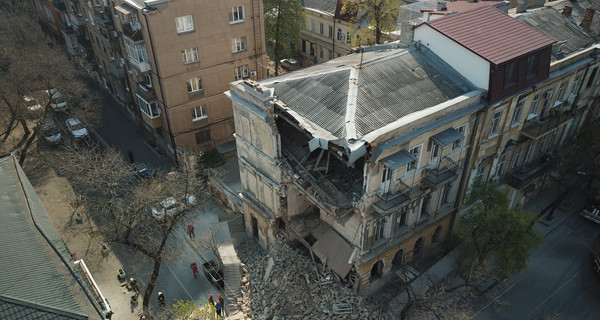 В Одессе обрушился старинный двухэтажный дом, прохожие успели отскочить в последний момент 