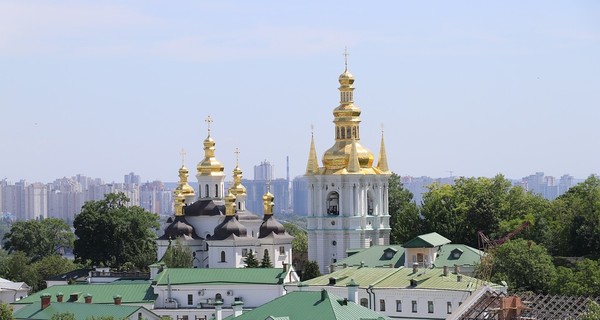 Киевлян попросили не собираться в храмах на Пасху и на кладбищах в поминальные дни