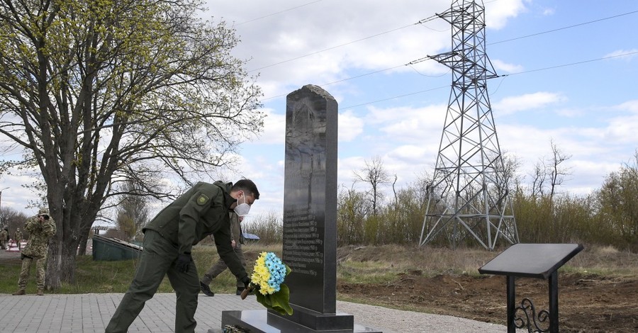 Зеленский на Донбасе почтил памятники по погибшим во время АТО людей