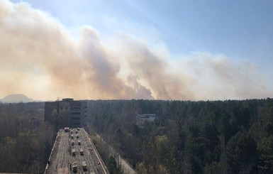 Из-за пожара в Чернобыле Минздрав посоветовал не выходить из дома и пить побольше воды