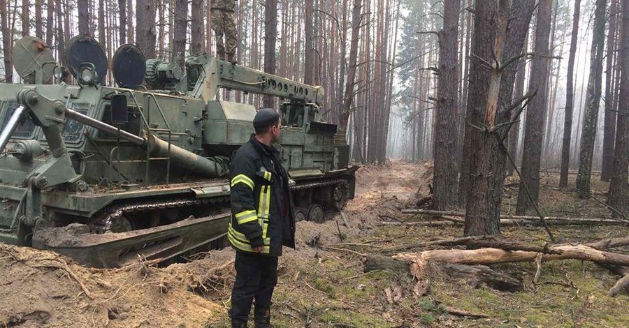 Военные показали, как помогают тушить пожары в Чернобыле и на Житомирщине