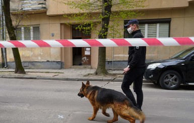 Во Львове неизвестные расстреляли мужчину в подъезде дома. Стрелки скрылись