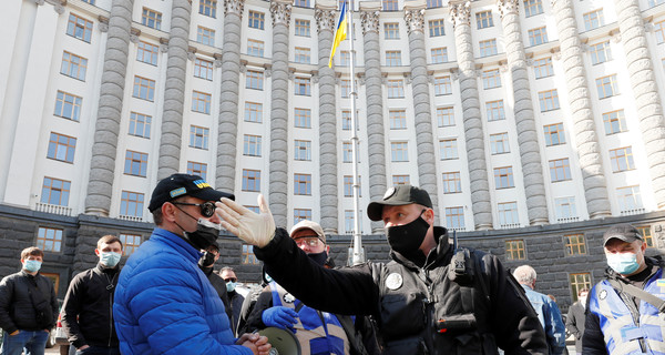 Потасовка возле Кабмина: патрульных отстранили от работы на время расследования