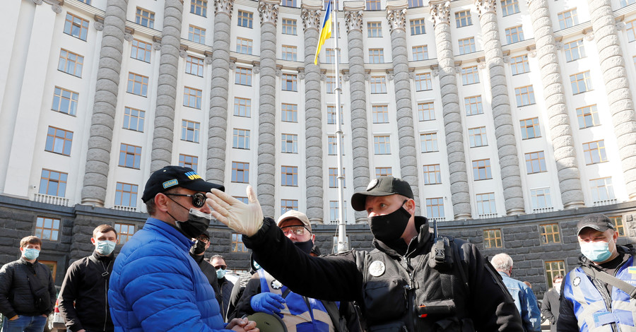 Потасовка возле Кабмина: патрульных отстранили от работы на время расследования