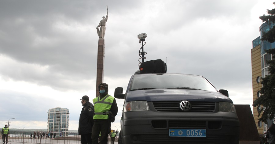 Стычки, поврежденные авто, запрещенная символика. В полиции подвели итоги празднования Дня Победы