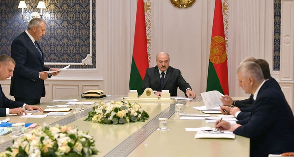 Лукашенко посоветовал белорусам спокойно жить, даже если придется устроиться на нелюбимую работу 