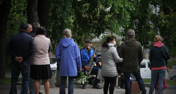 В кафе - по четверо, на улицах - по восемь человек. Кабмин ослабил карантин