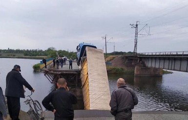 Рядом с разрушенным мостом на Днепропетровщине появится понтонная переправа