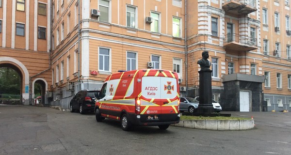 В Киеве горела Александровская больница, где лечат больных коронавирусом