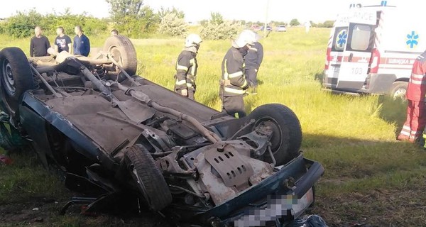 В Запорожской области поезд протаранил машину: водитель погиб, пассажирка - в больнице