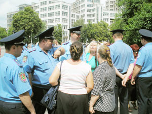 Между сторонниками и противниками НАТО стеной стояла милиция 