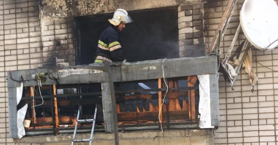 Взрыв и пожар в квартире Новомосковска: спасатели успели эвакуировать маленького ребенка 