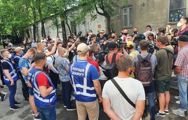 Под зданием суда в Киеве, где избирают меру пресечения Стерненко, снова произошла потасовка