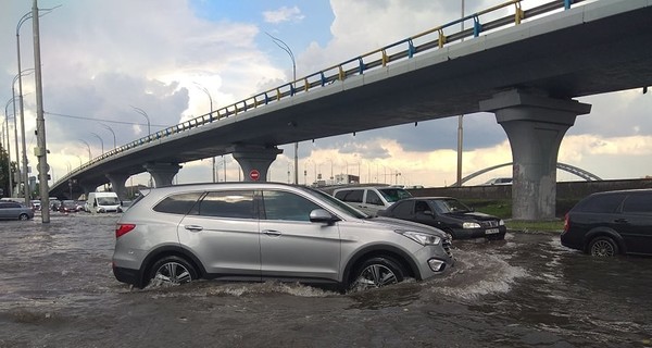 В Киеве после непродолжительного ливня затопило Подол