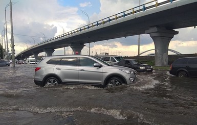 В Киеве после непродолжительного ливня затопило Подол