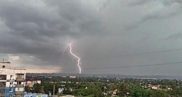 На Днепр и Каменское обрушился ливень, а в Запорожье ветер повалил деревья