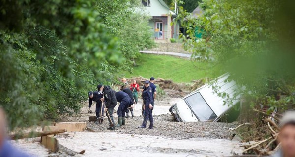 Непогода на Прикарпатье: в Ивано-Франковской области эвакуируют больных коронавирусом, в Черновицкой люди остались без газа