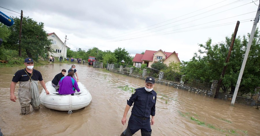 Жертвы паводка в Западной Украине: Вырубка не виновата - столько воды лес бы не остановил