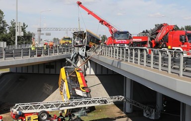 В Польше с моста слетел автобус с пассажирами: есть погибший