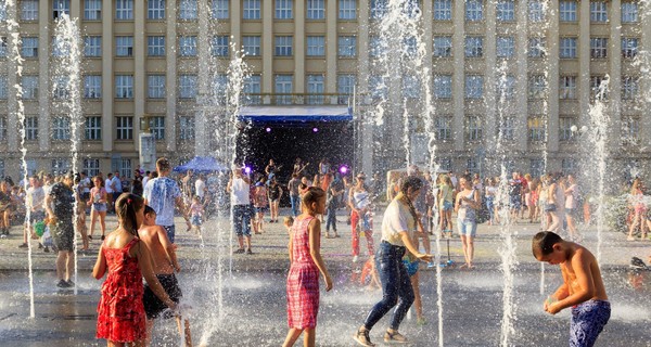 Семейный врач о жаре: Чувствуете, что теряете сознание, - присядьте. И не переедайте мороженого