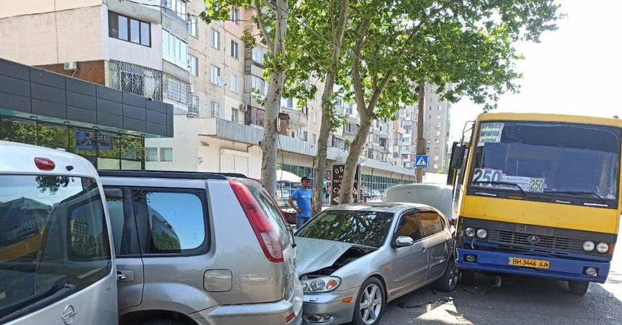 В Одессе водитель маршрутки потерял сознание за рулем. Автобус протаранил припаркованные машины