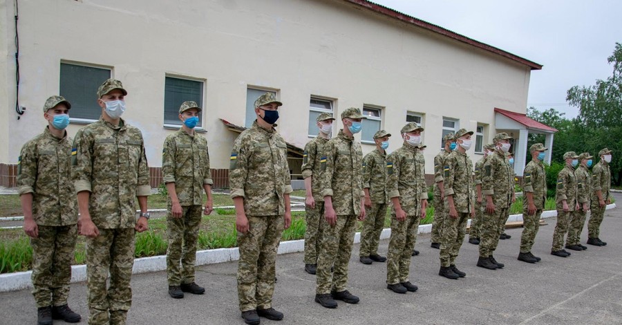 Военкоматы массово шлют повестки выпускникам. Минобразования напоминает военным, что так не договаривались