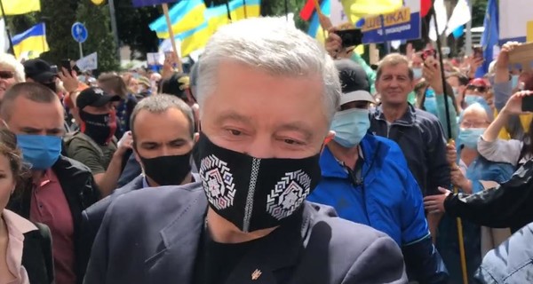 Порошенко выбил у оператора камеру, проходя сквозь толпу сторонников к суду