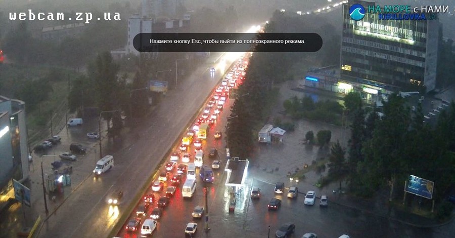 Потоп в Запорожье: в маршрутках стоит вода, парализовано движение