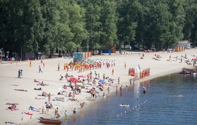 В Киеве разрешили купаться на большинстве общественных пляжей