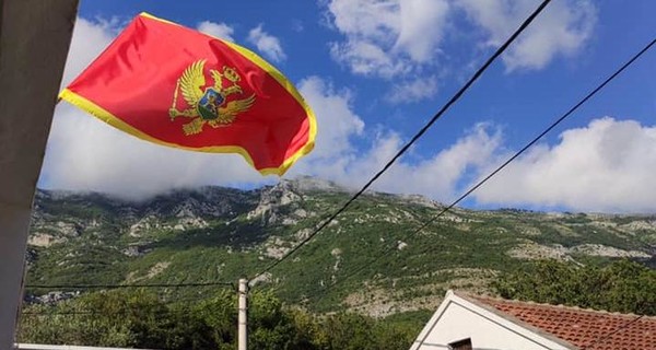 Черногория объявила об эпидемии коронавируса в разгар туристического сезона и ввела масочный режим на улице