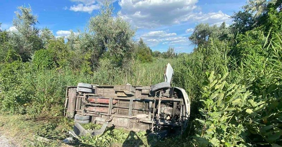 На Днепропетровщине перевернулся автобус: пострадали 15 человек, водитель - сбежал