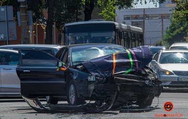 В Днепре свадебный кортеж попал в аварию: среди пострадавших есть дети