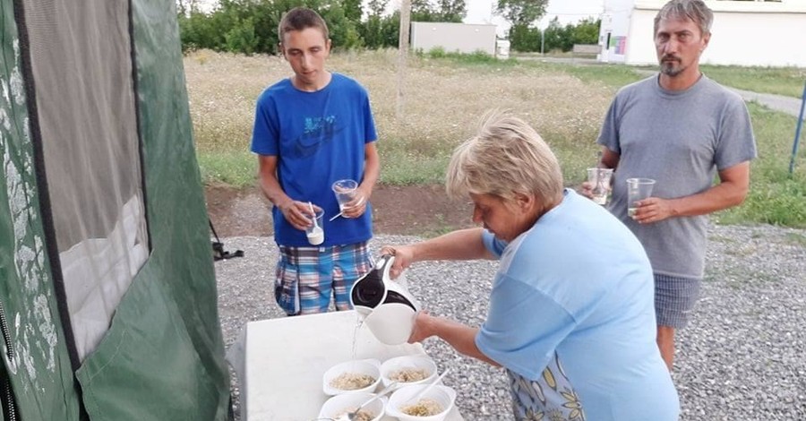 В списках не значатся: в поле возле КПВВ в Донбассе уже месяц живут люди