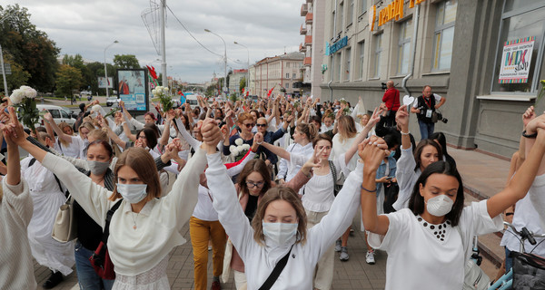 Протесты в Беларуси: на четвертый день на улицы вышли женщины и врачи