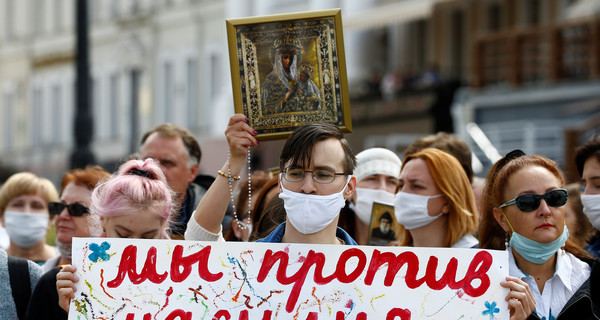 Протесты в Беларуси: на пятый день люди вышли на улицы с Библией, а вечером отпустили задержанных