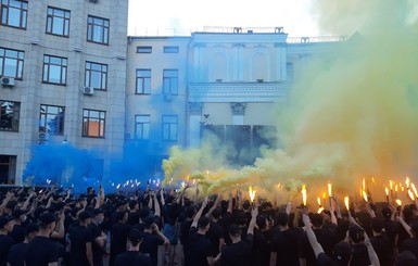 В Житомире ко Дню Флага устроили желто-голубое фаер-шоу