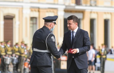 Зеленский раздал награды в День Независимости артистам, военным и медикам