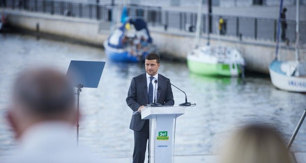 Нарушает ли президент закон, когда в рабочее время агитирует за свою политическую партию?