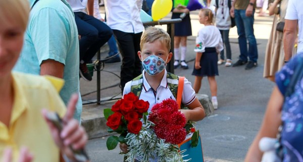 На линейку в маске: в каких средствах защиты пришли школьники на Праздник первого звонка