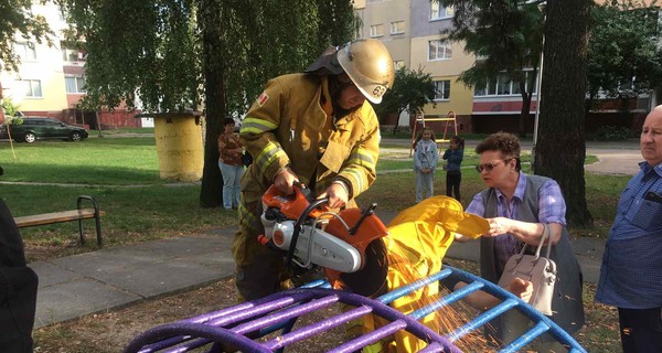 Киевским спасателям пришлось вырезать голову ребенка из металлической лестницы