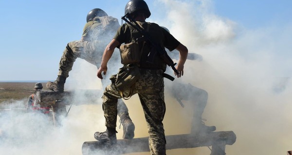 В Донбассе подорвался военный