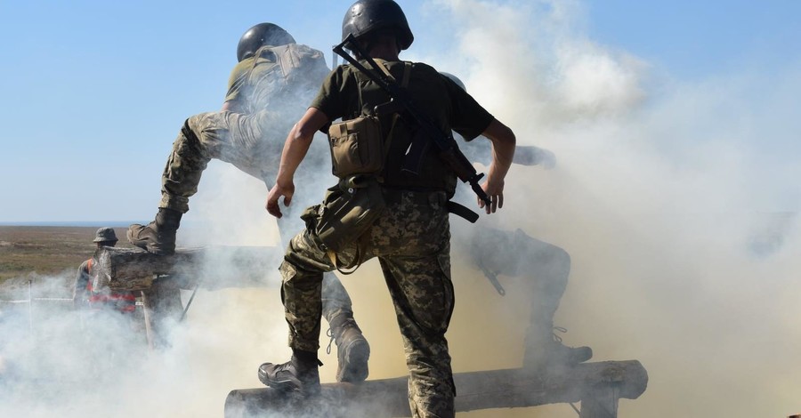 В Донбассе подорвался военный