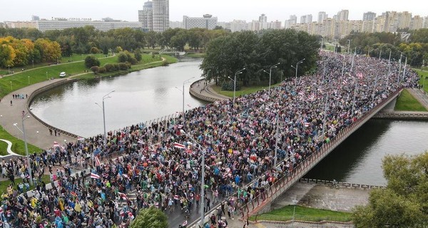 50-й день протестов в Беларуси: в Минске вышли 100 тысяч человек, в Гродно людей разгоняли с выстрелами