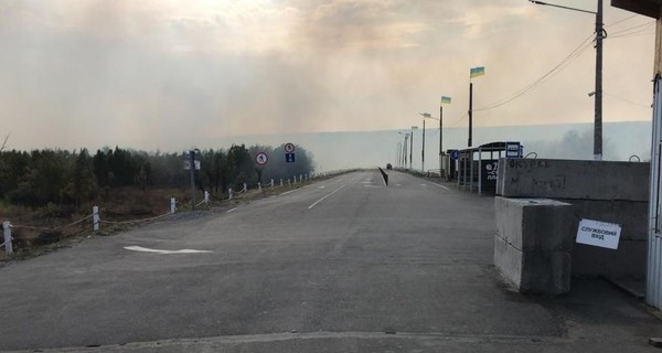 Луганские пожары: блокпосты закрыты, на нейтралке детонируют боеприпасы