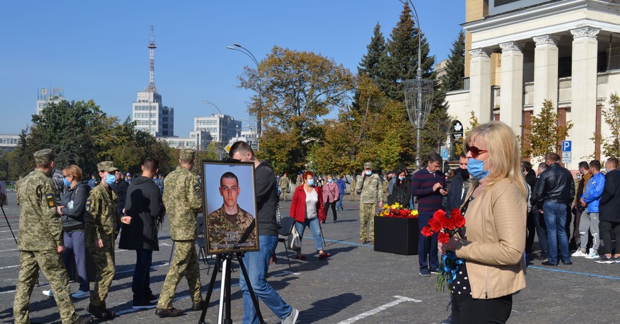 Запомните его имя, это был хороший мальчик: в Харькове попрощались с экипажем Ан-26 и курсантами