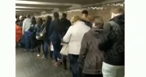 В сети обсуждают огромную очередь на маршрутку в Киеве: Это издевательство над людьми!  