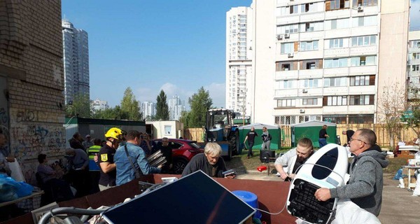 Взрыв на улице Соломии Крушельницкой в Киеве: спасатели достают из завалов одежду, фото и туалетную бумагу