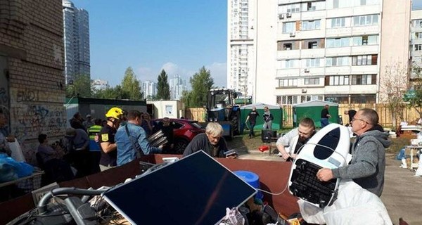 Жильцы взорванного дома на Позняках забирают вещи, но новые квартиры есть не у всех