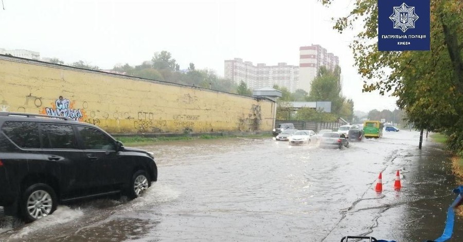 Киев затопило: в городе пробки, водой заливает маршрутки